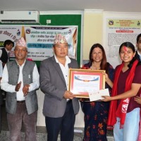 मेलम्ची नगरग्रेन्पो आईतमान तामाङला चोहोदानरि लोप्पोनजुगुदा डेन लासि पुरस्कार पिन्जि Image